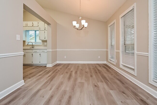 Foto del edificio - 5815 Mistyview Dr