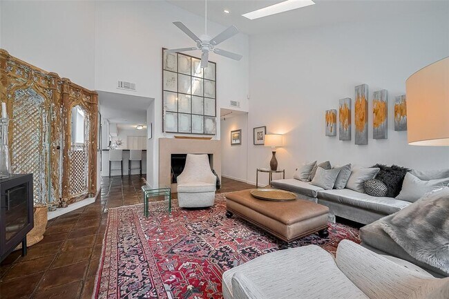 Building Photo - 608 Colquitt St