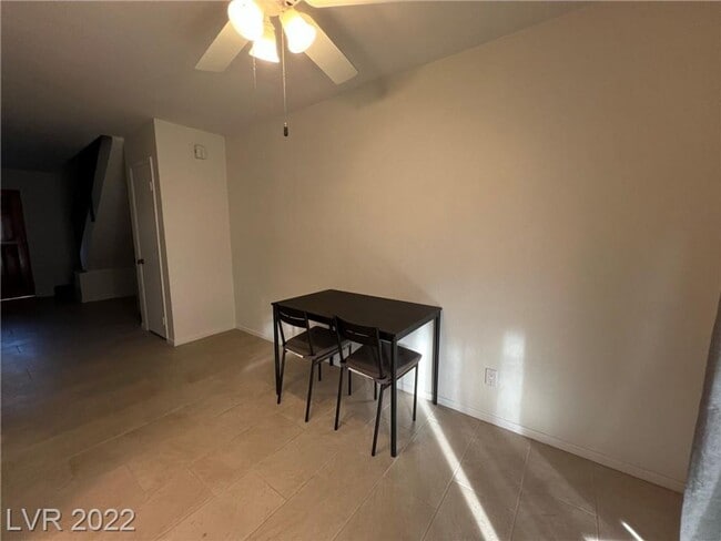 Foto del edificio - Immaculate two bedroom, two story town hom...
