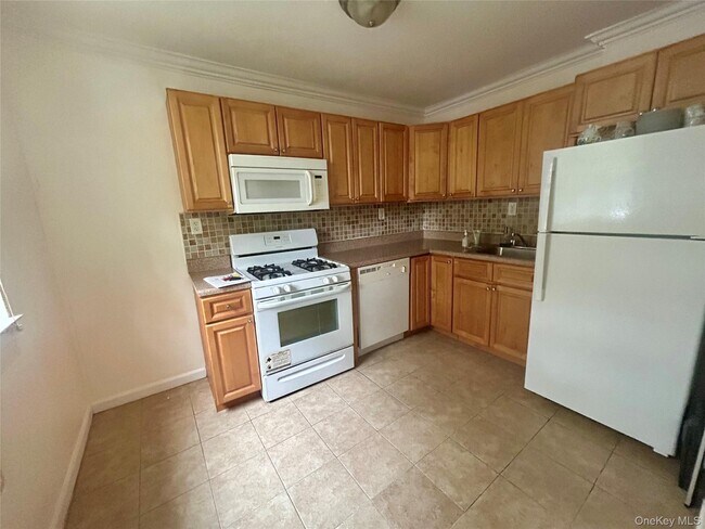 Foto del edificio - 75-22 255th St