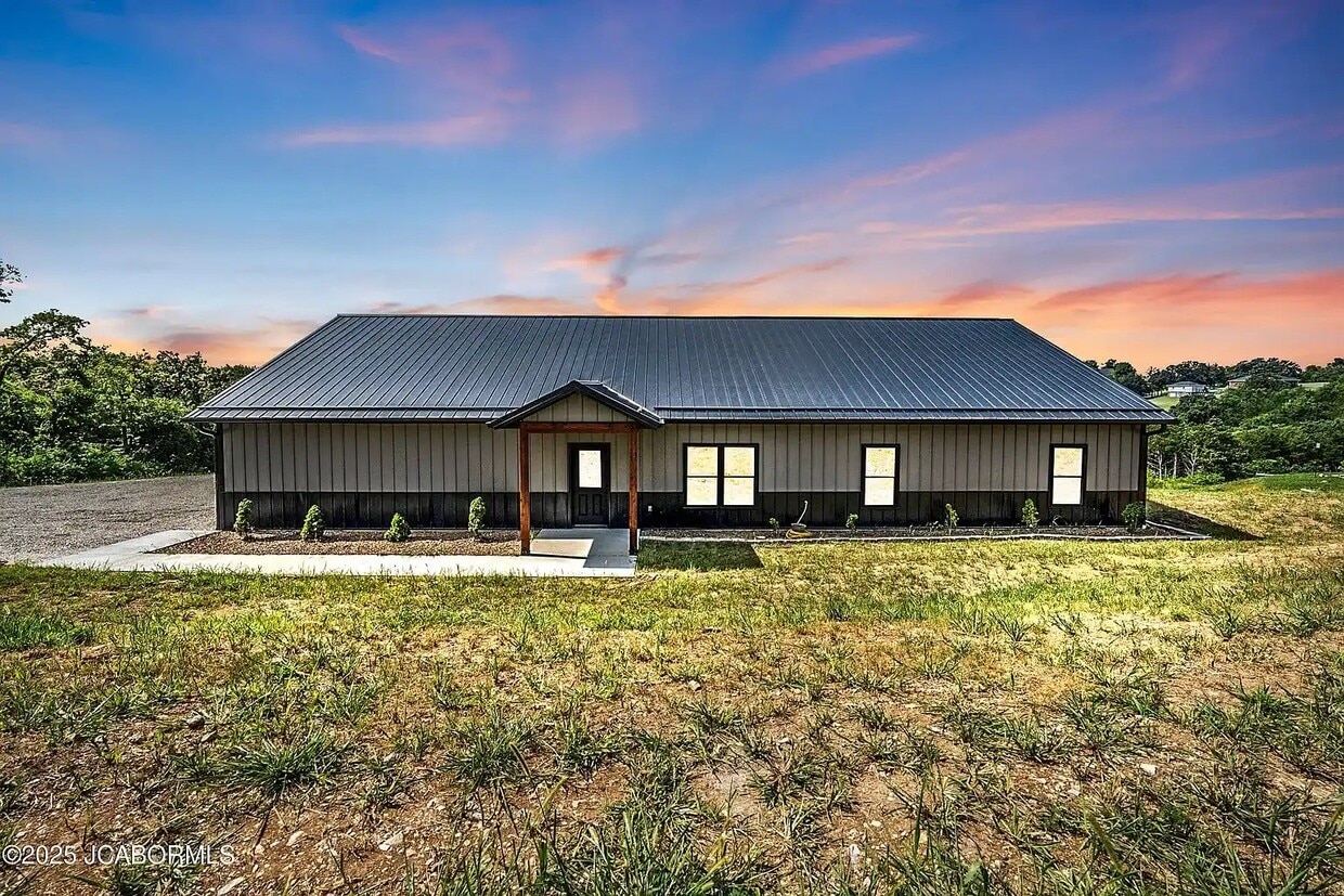 3 dormitorios, 2 baños, 3,25 acres, distrito escolar Blair Oaks - 8206 Big Meadows Rd