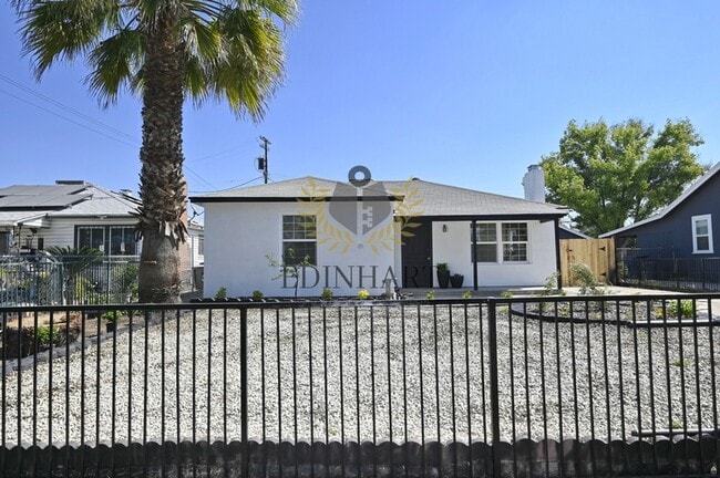 Foto del edificio - 1584 N Carruth Ave