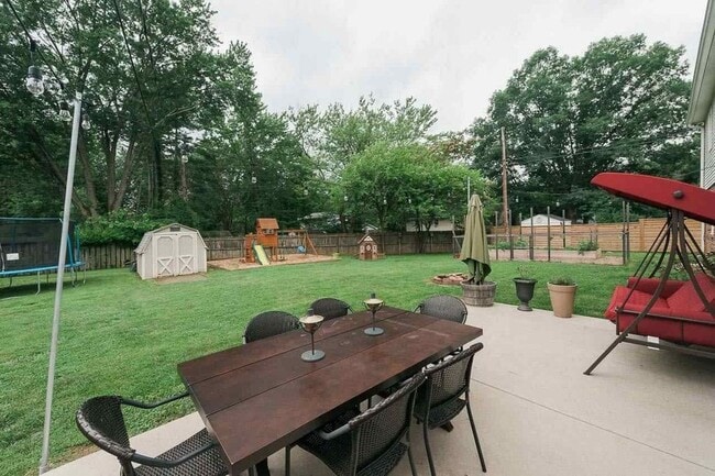 Building Photo - 2212 E Queens Way