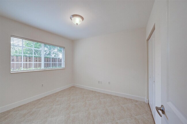 Building Photo - 410 SW 15th St