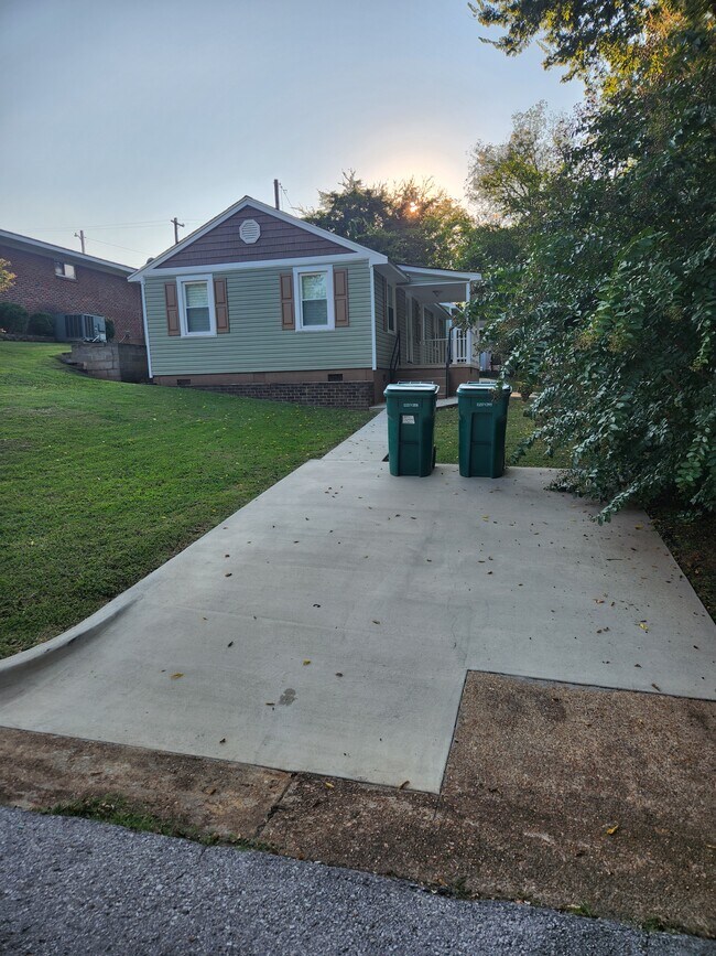 Building Photo - 907 N Nashville Ave