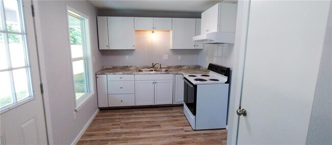 Building Photo - 105 Avenue E