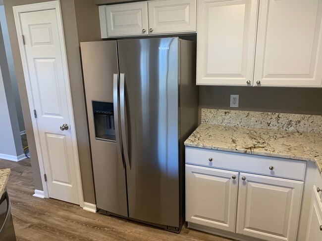 Stainless Appliances - 1483 Fox Pointe Cir