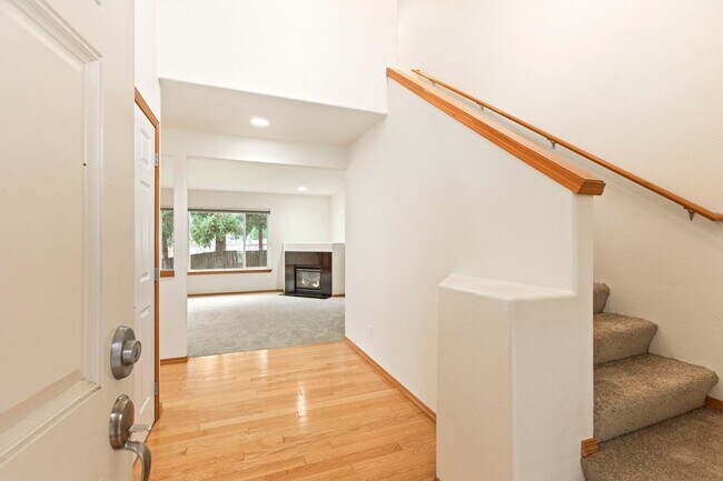 Foto del edificio - Newer Lynnwood Two Story, Three Bedroom