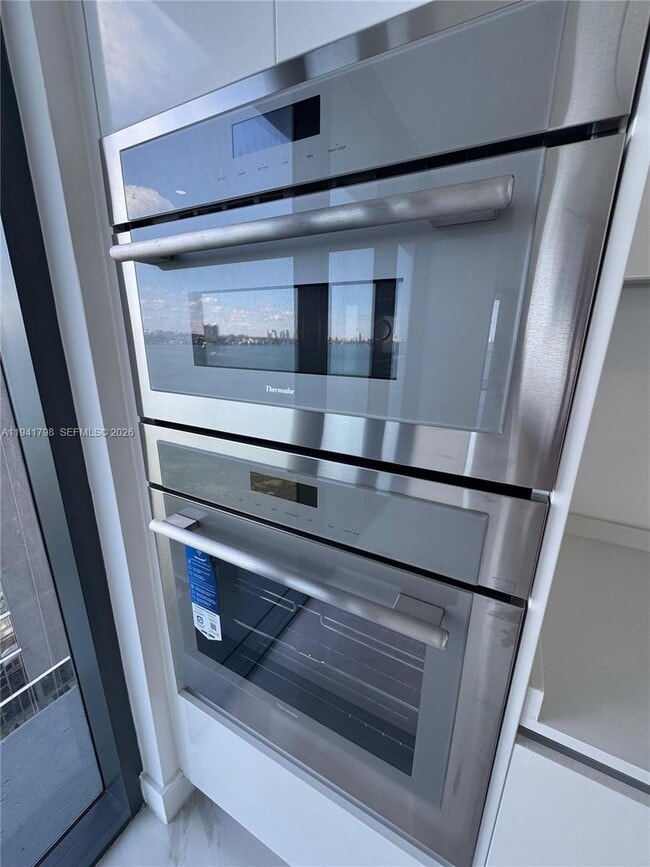 Foto del edificio - 700 NE 24th St