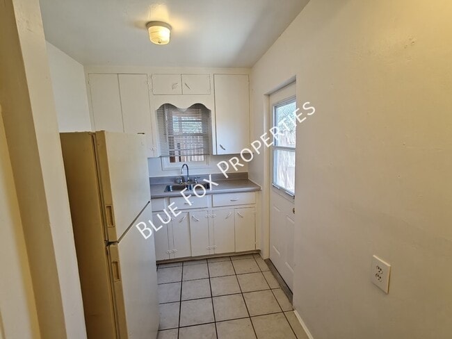 Building Photo - 3241 E Bermuda St