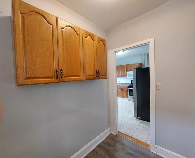 Building Photo - 576 River St