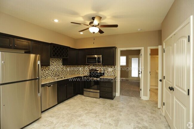 Building Photo - Luxury Living in Lee's Summit