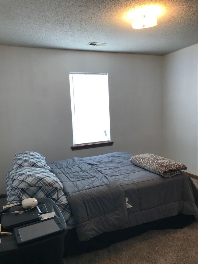 Building Photo - Well Maintained 3 bedroom 2 bathroom Richl...