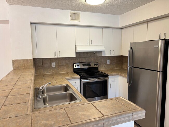 Foto del edificio - 1755 Village Blvd