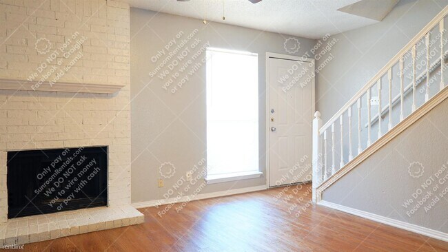 Building Photo - 2 br, 1.5 bath Townhome - 5825 Shadydell Dr