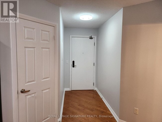 Photo du bâtiment - 220 Forum Dr