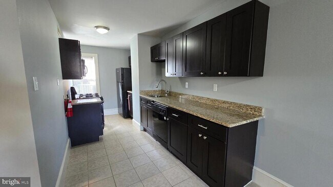 Foto del edificio - 64 Simpson Ave