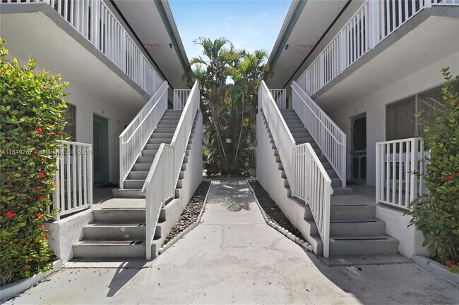 Foto del edificio - 7945 Carlyle Ave