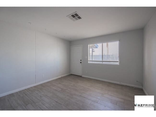 Building Photo - Experience the Charm of Phoenix in this De...