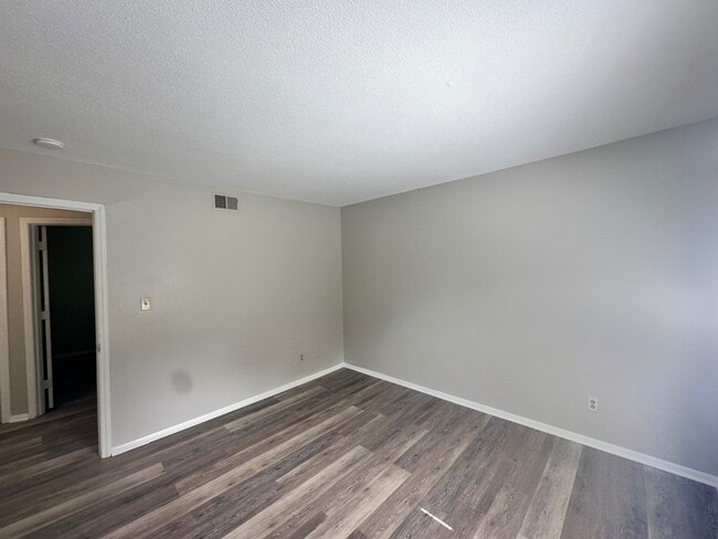 Building Photo - 1472 Sherwood Dr