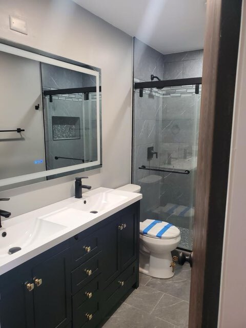 2do piso, baño completo y moderno. - 810 S May St