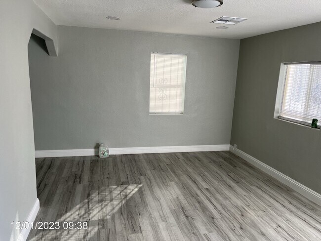 Building Photo - 1 BEDROOM CENTRALLY LOCATED IN THE UP AND ...