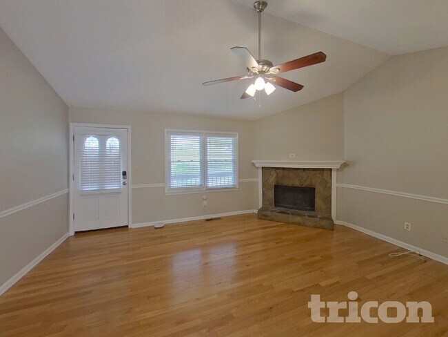 Foto del edificio - 296 Whitney Ln