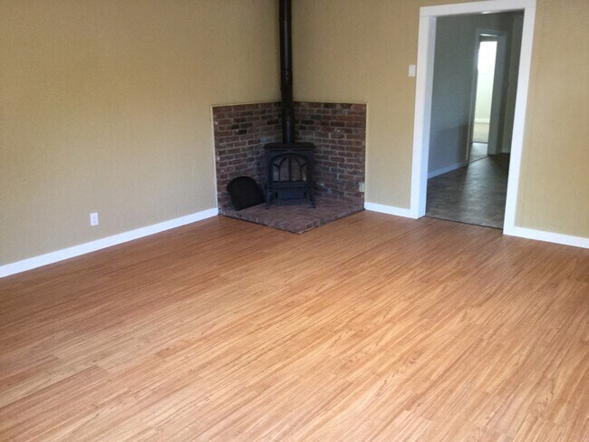 Foto del edificio - Westside 3 Bedroom House, All Appliances, Attached Garage, W/S paid