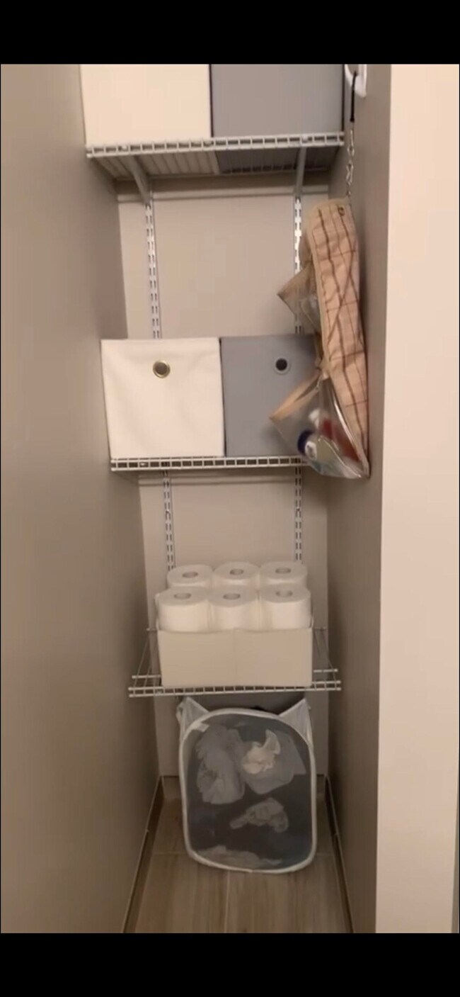 CUARTO DE BAÑO, ESPACIO DE ALMACENAJE - 125 E State St