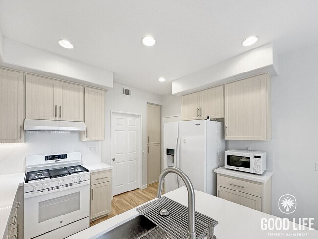 Foto del edificio - Fully Renovated 2BD/2.5BA in Aliso Viejo | Fireplace, Private Patio, Pool/Spa & Attached Garage