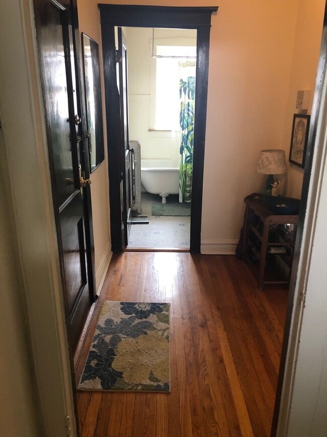 Building Photo - Sun-drenched Roscoe Village with sunny patio and yard