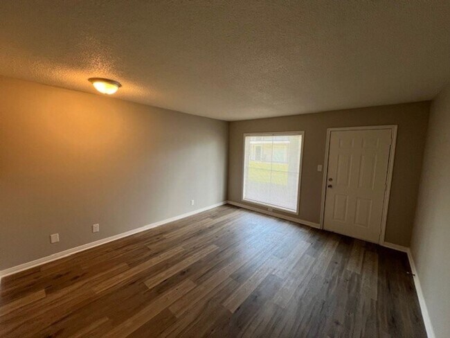 Foto del edificio - Newly Renovated 1B/1B Apartment in Lake Ch...