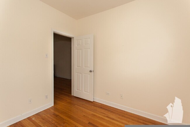 Foto del edificio - 3914 N Pine Grove Ave