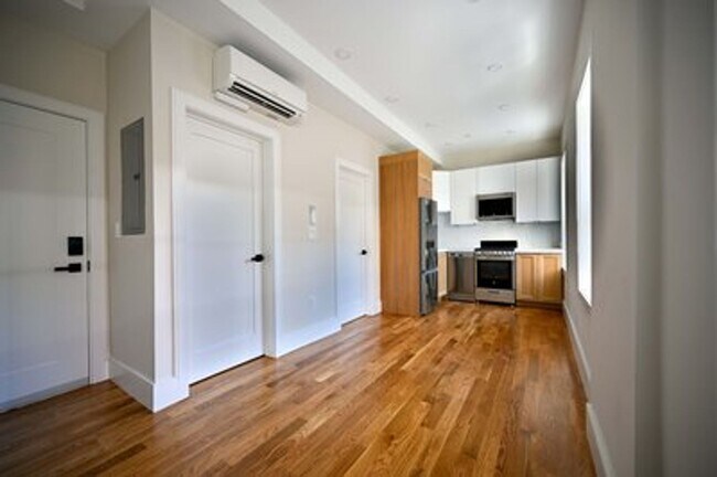 Foto del edificio - Brand New Bay Village 1 Bed on Winchester St.
