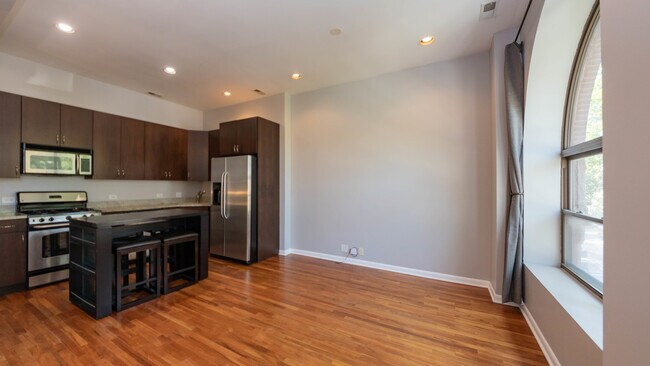 Building Photo - 847 N Damen Ave