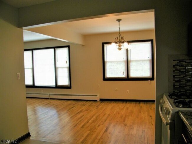 Building Photo - 219-221 Loomis St