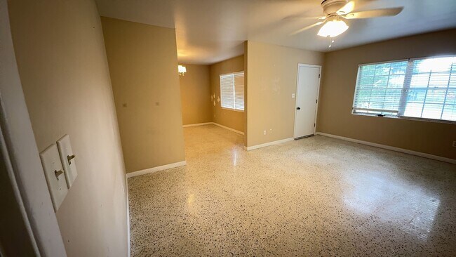Foto del edificio - 3330 NW 27th Ave