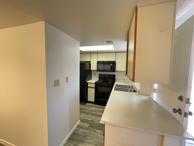 Building Photo - 1 Bedroom/1 Bath community pool NEW CARPET...