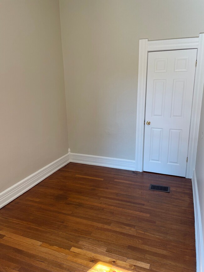 Building Photo - 3247 Blackstone Dr