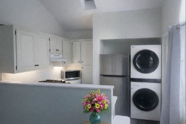 Foto del edificio - Spacious 1-bedroom, 1-bathroom (Cottage)