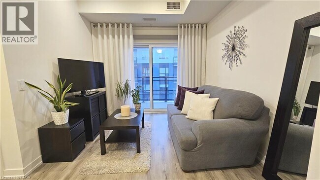 Photo du bâtiment - 247 Northfield Dr E