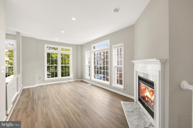 Building Photo - 5527 Sully Lake Dr