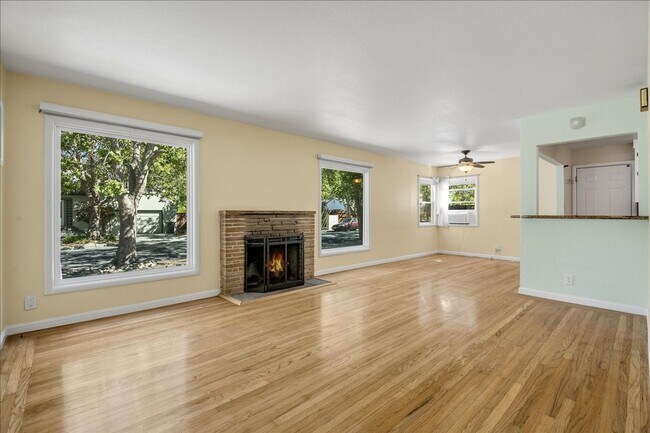 Foto del edificio - Spacious 3 bed 2 bath home in Mt. Carmel