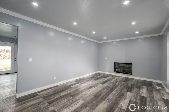 Building Photo - Stunning Single Family Home In Excellent L...