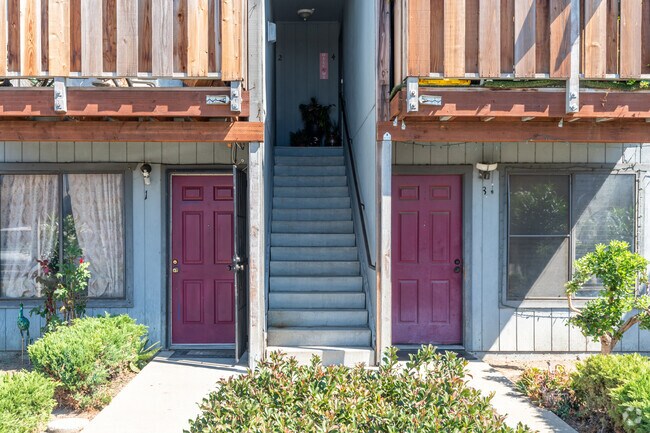 Entrada - The Flint Court Apartments