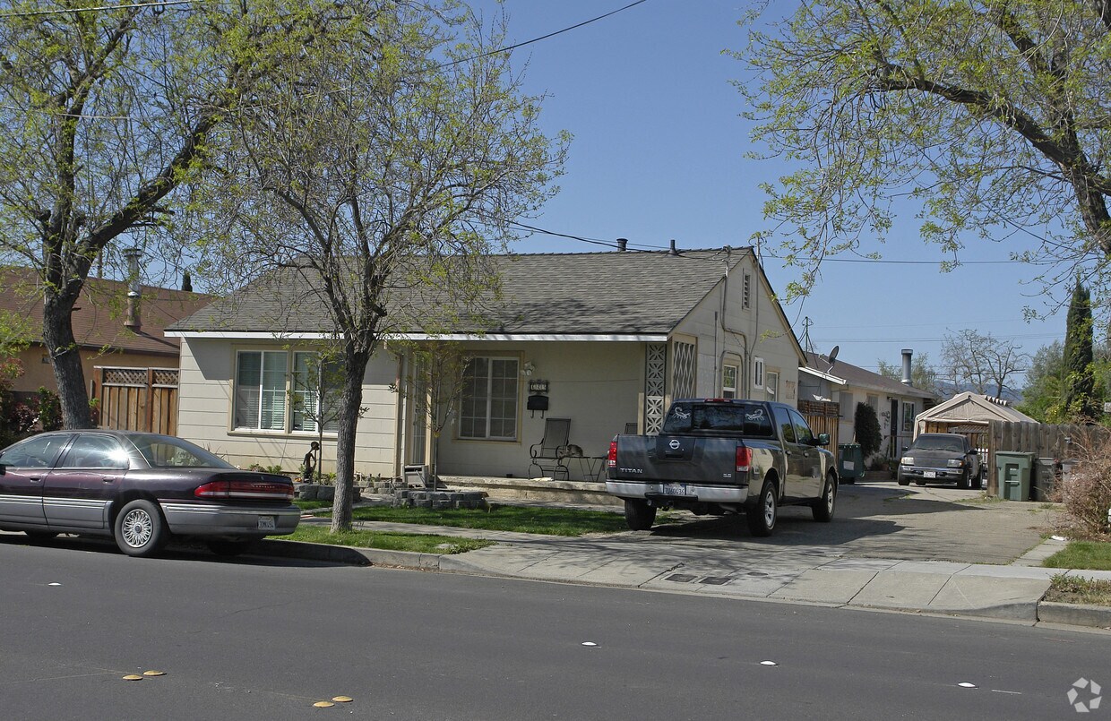Primary Photo - 637 N L St