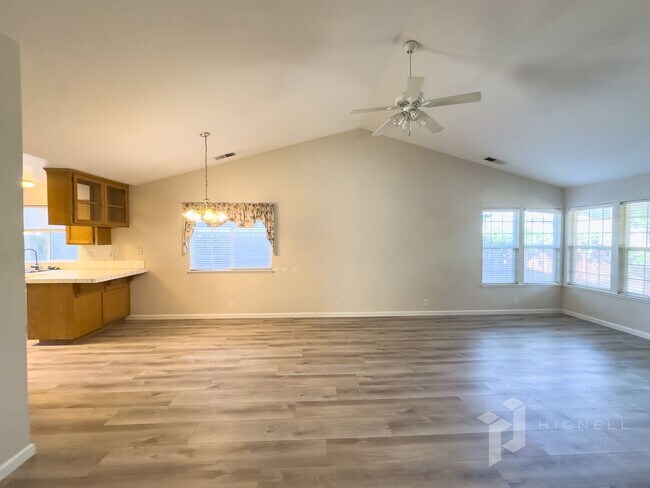 Foto del edificio - 3 Bedroom, 2 Bath Chico Home!