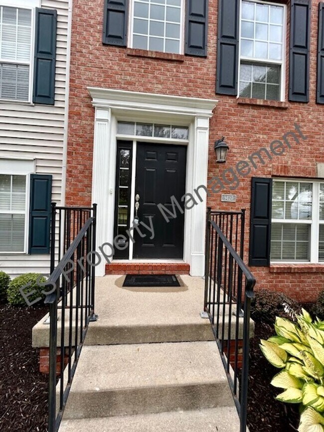 Foto del edificio - Stunning three-level condo in Lawrence Tow...