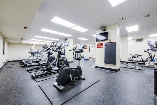 Photo du bâtiment - Upper Canada Court, West