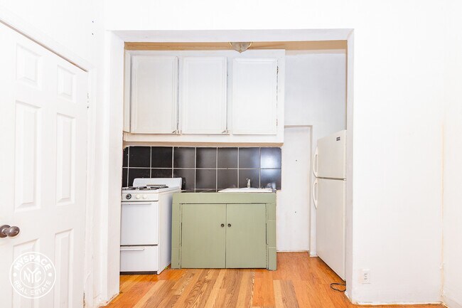Building Photo - 487 St Johns Pl